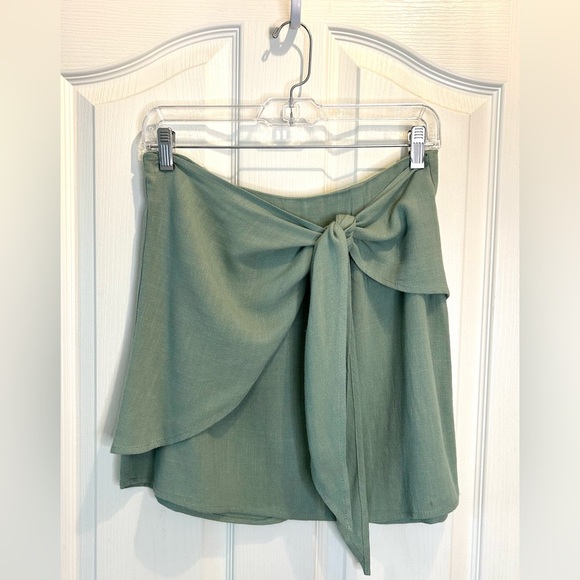💦”Blue Rain” NWT Elegant Sage Green Wrap Detail Zip Back Mini Skirt💧 - Picture 5 of 11